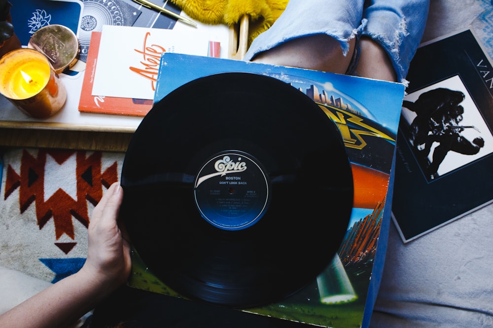 persona sosteniendo un disco de vinilo de Epic