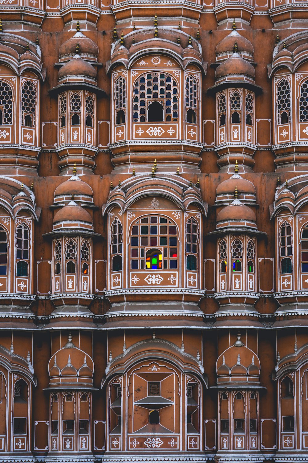 Fotografía de paisaje de collage de ventanas de hormigón marrón