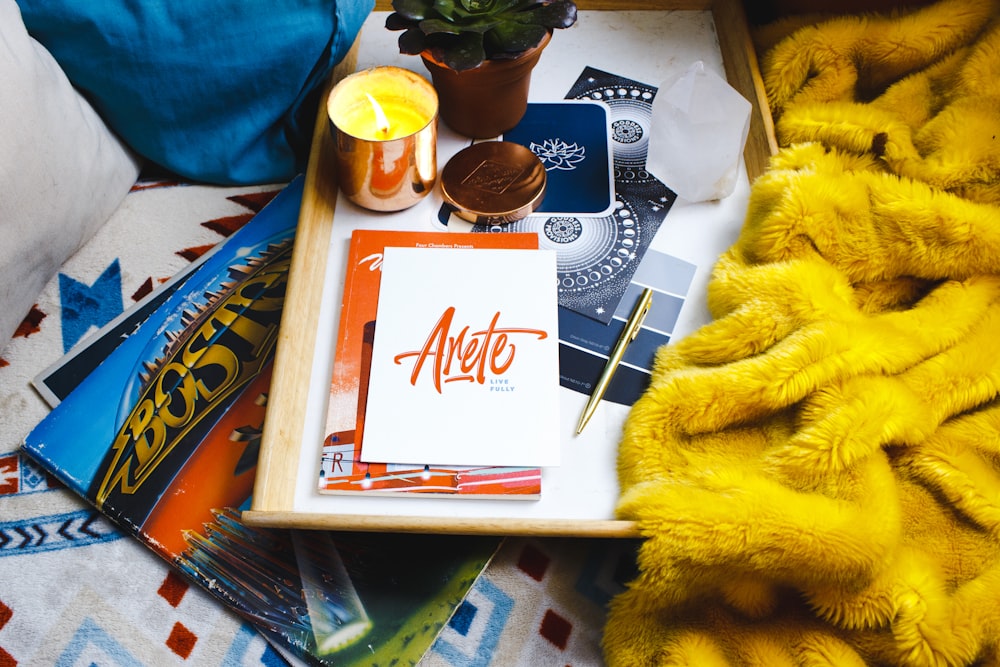 verschiedene Postkarten auf Holztablett