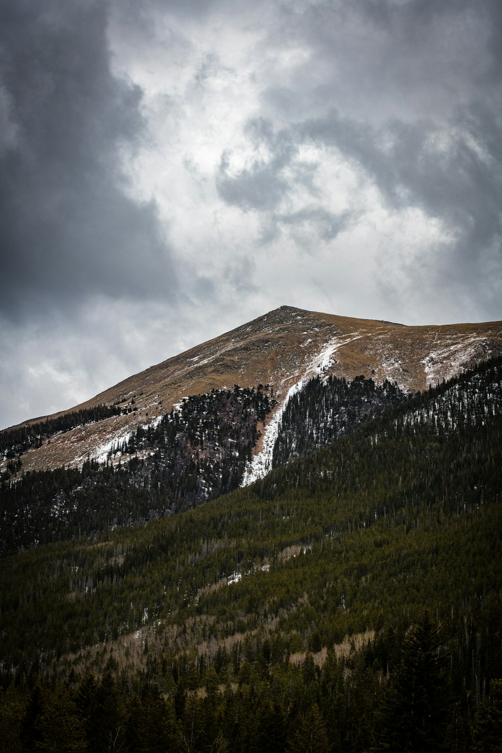 Photographie à vol d’oiseau des montagnes sous les nuages de nimbus