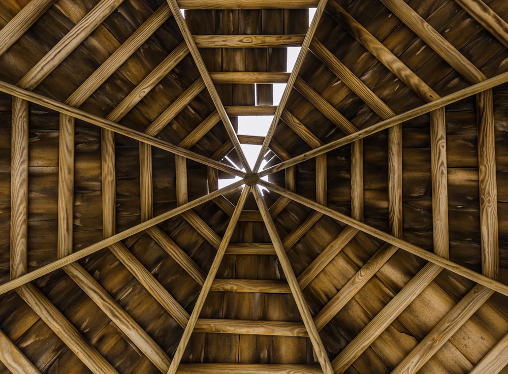 Fotografía de ángulo bajo de techo de madera