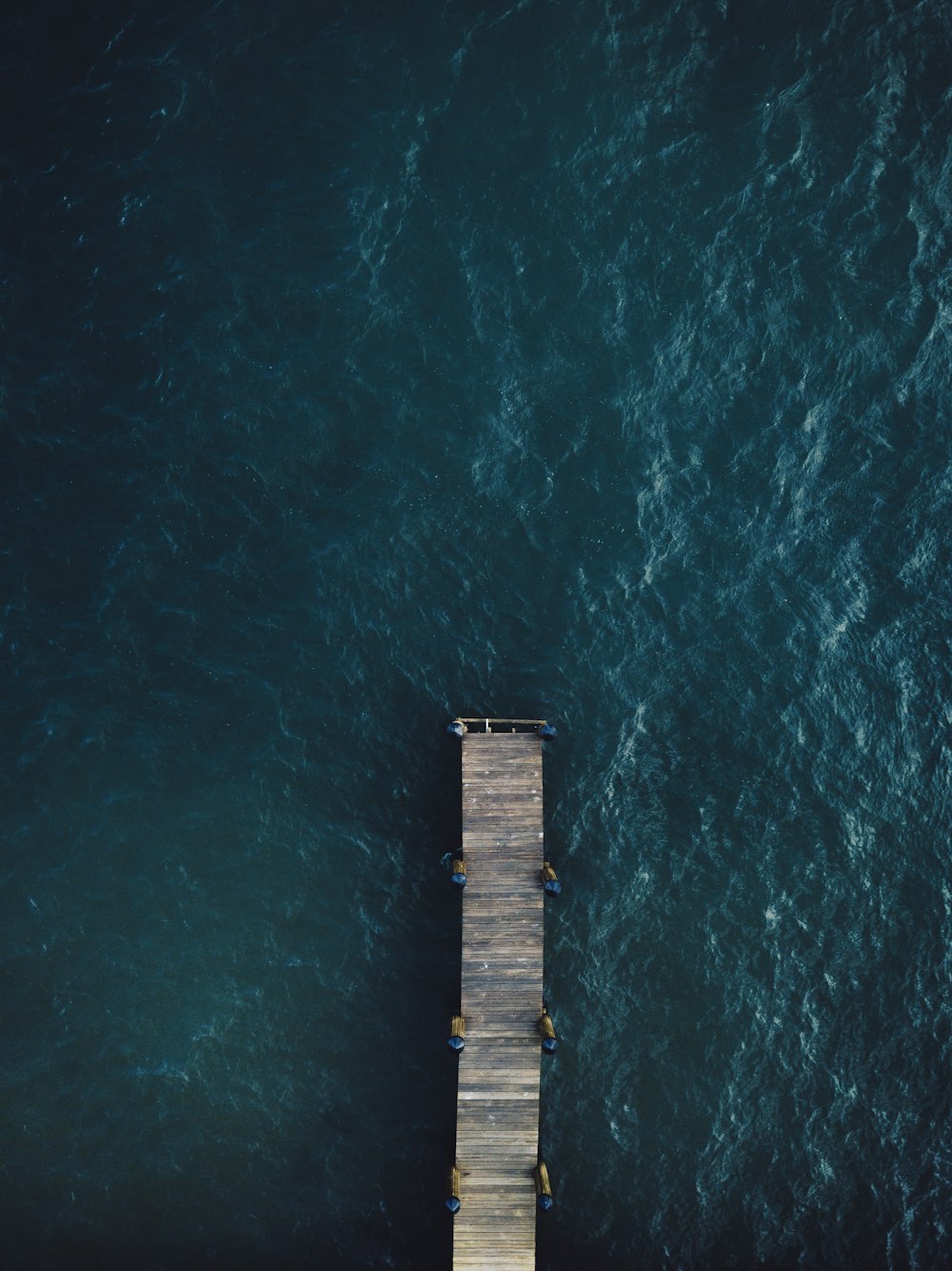 braune Holzbrücke auf Gewässer