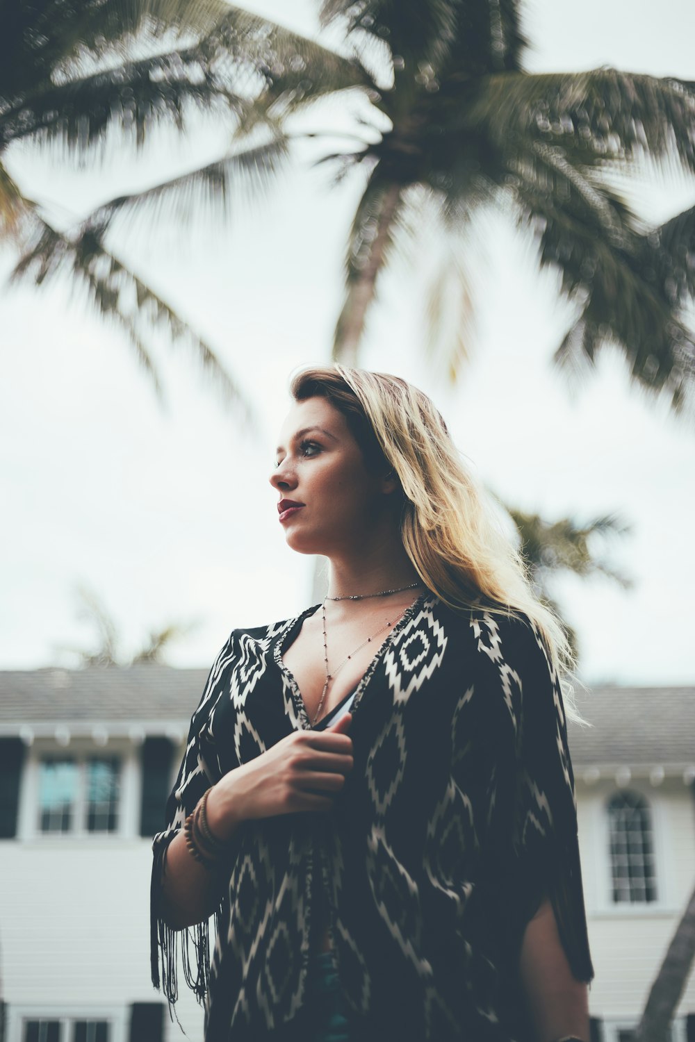 mulher usando vestido e levantando o braço direito