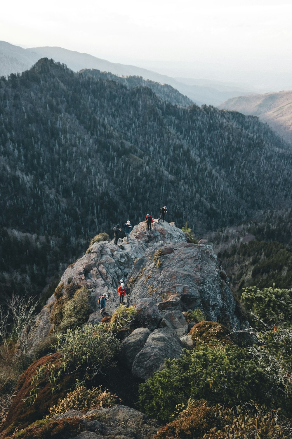 Gruppe von Menschen, die auf dem Gipfel des Berges stehen