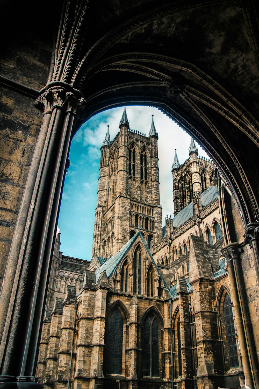 fotografia dal basso della cattedrale gotica marrone