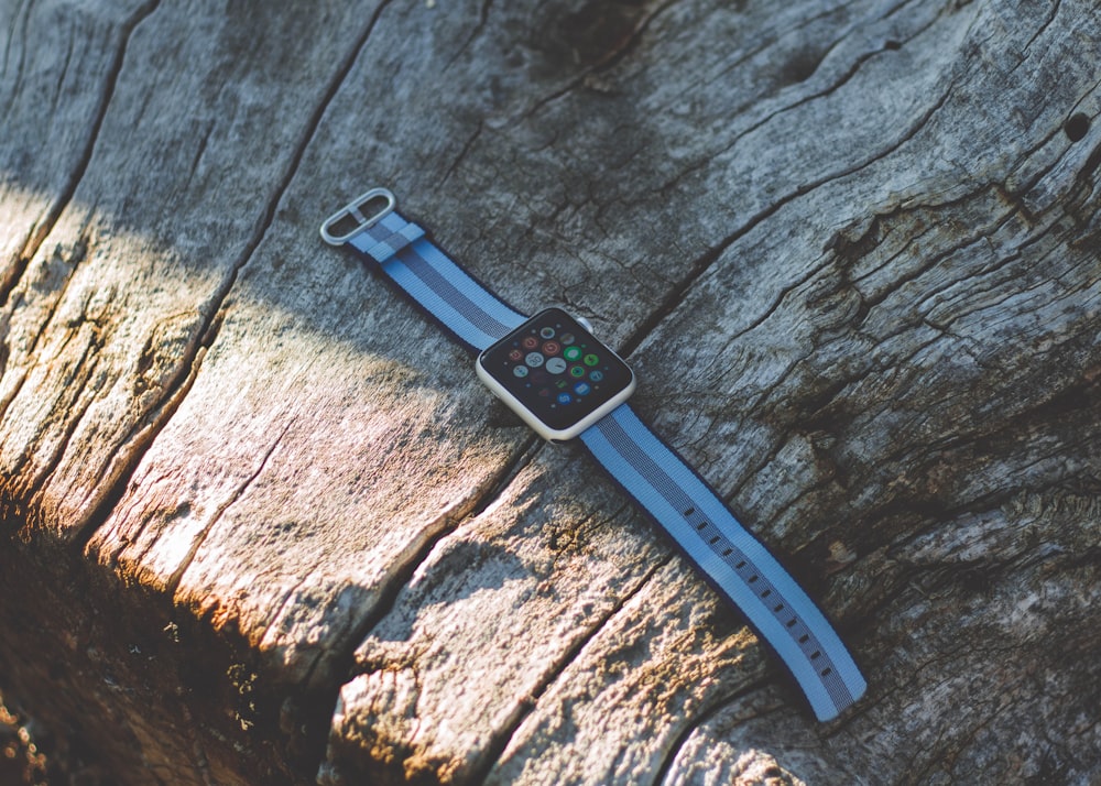 Apple Watch blanc sur surface en bois bron