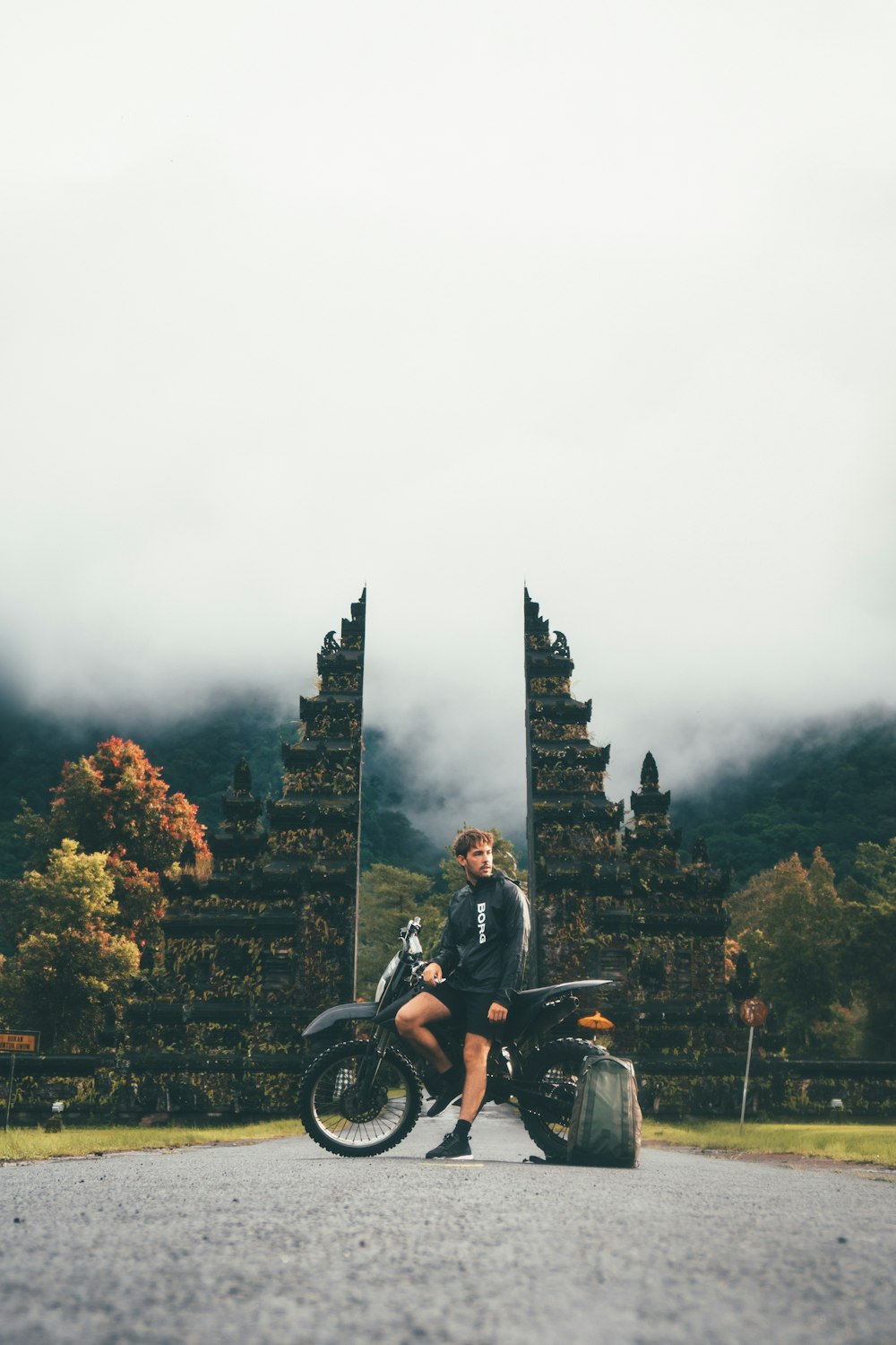 Mann sitzt auf Dirtbike
