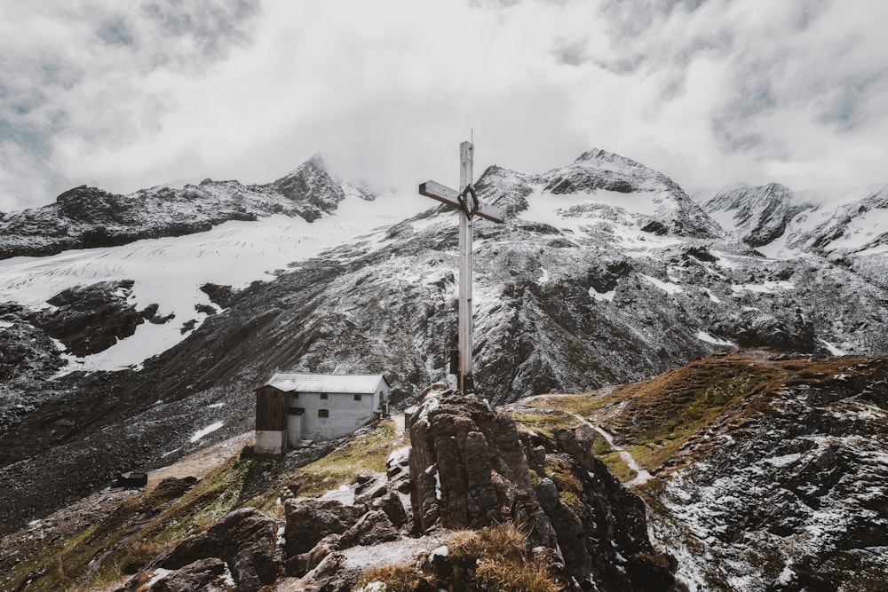 Graues Kreuz auf dem Gipfel des Hügels