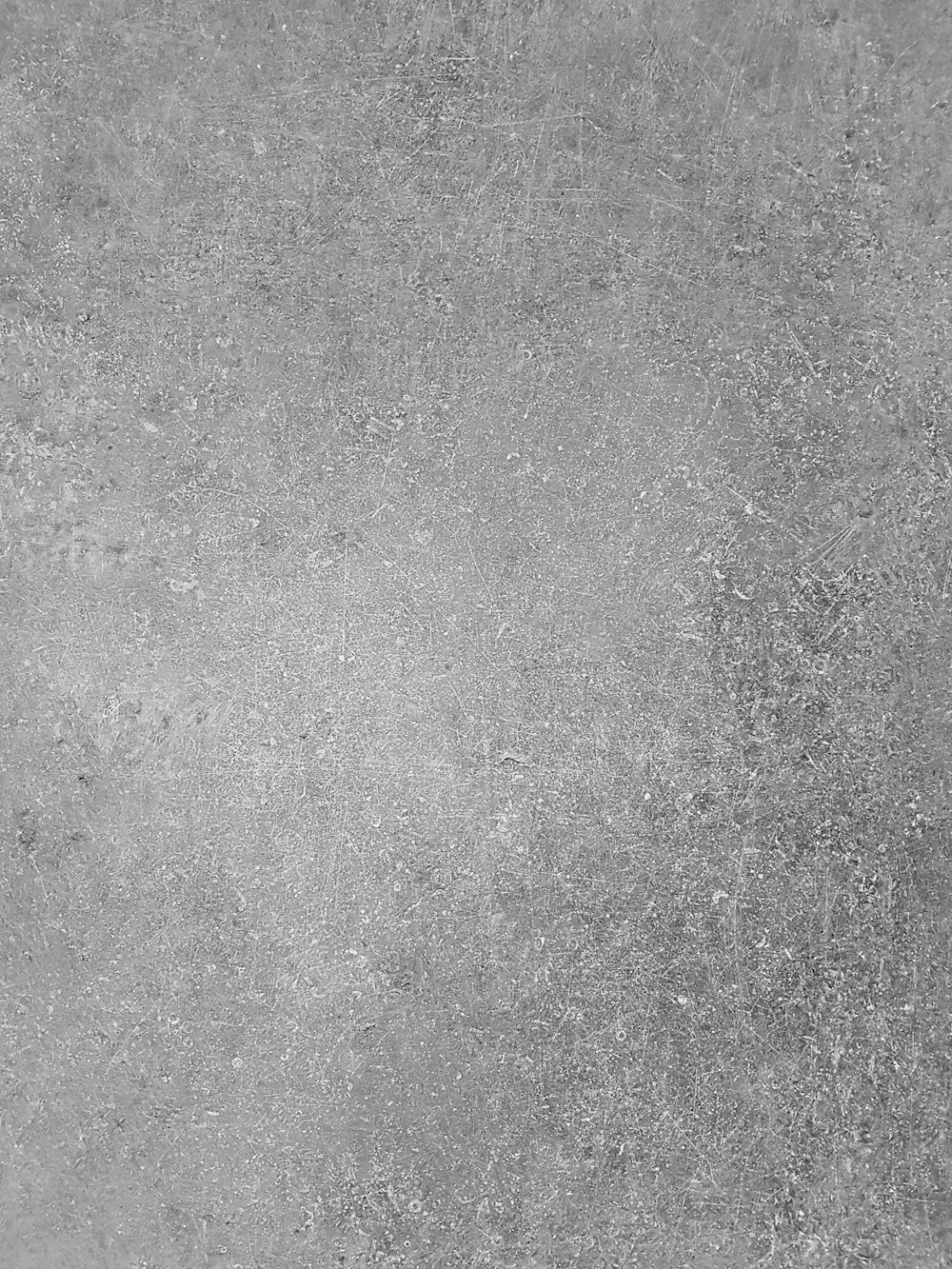 Una foto in bianco e nero di un muro di cemento