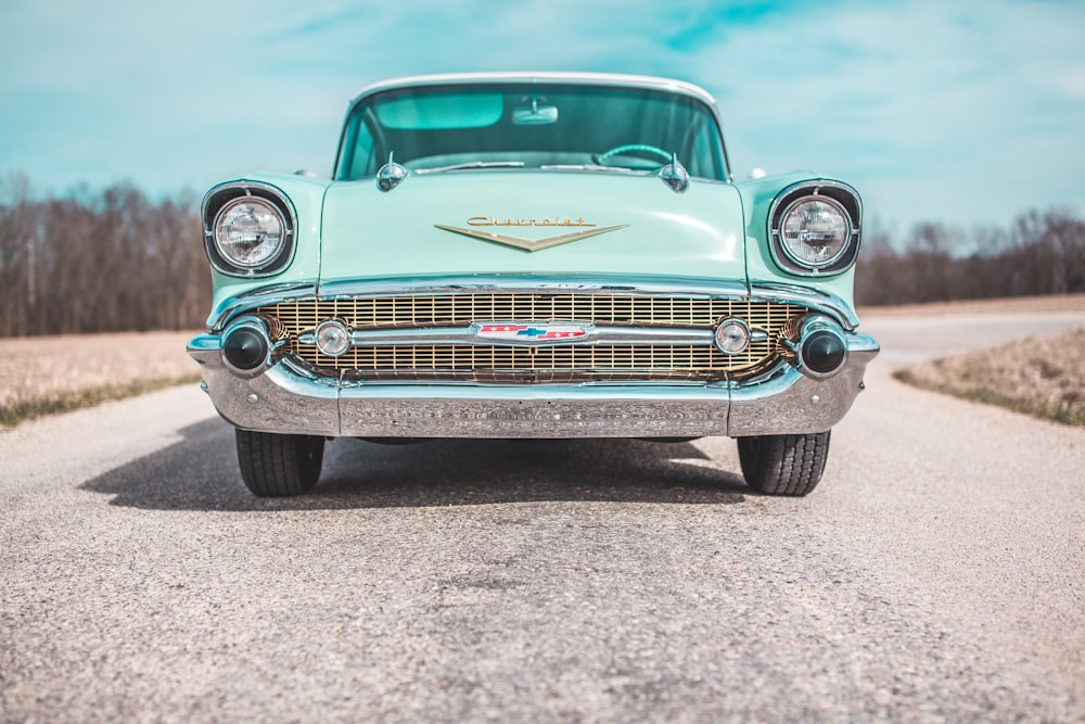 Low-Angle-Foto eines klassischen türkisfarbenen Chevrolet-Autos