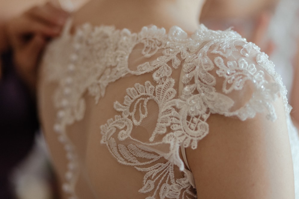 femme portant une robe de mariée en dentelle transparente blanche