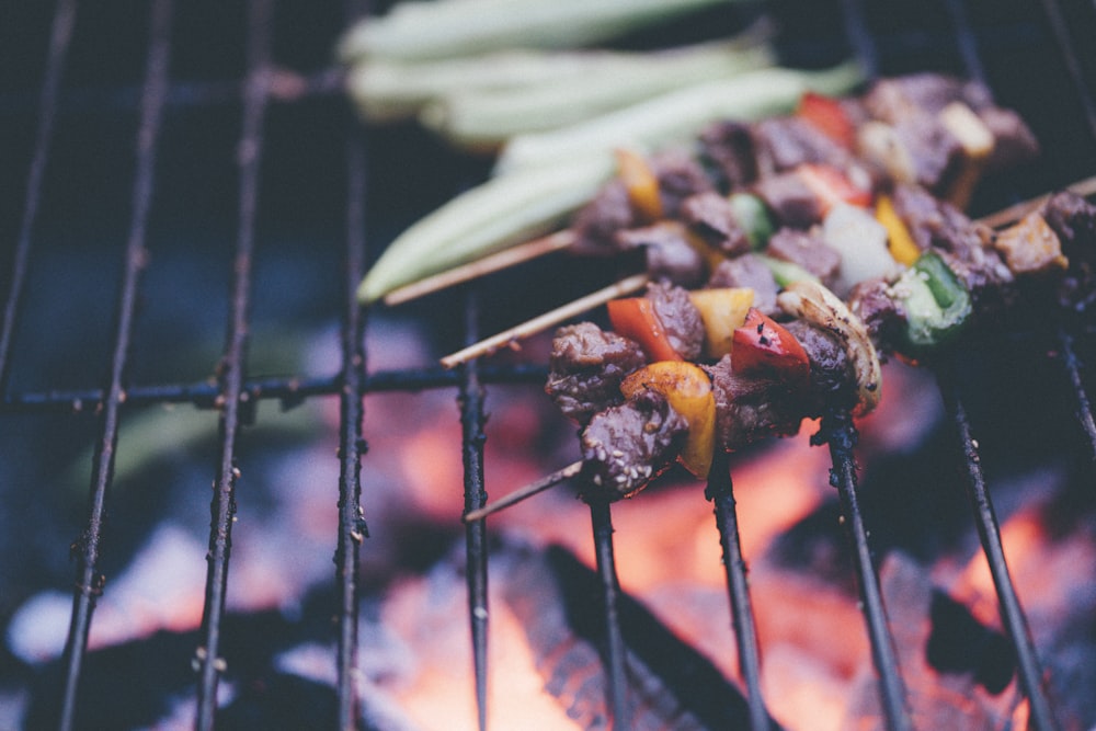 Fotografía de enfoque superficial de barbacoa a la parrilla