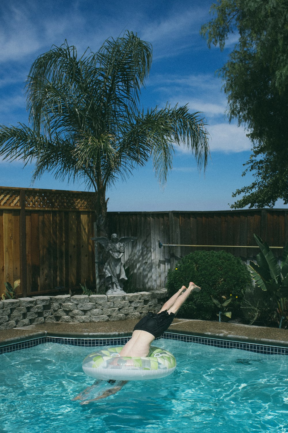 persona buceando en una piscina subterránea bajo el cielo azul