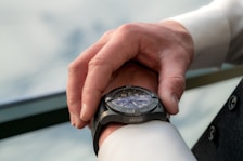 ue personne qui regarde sa montre