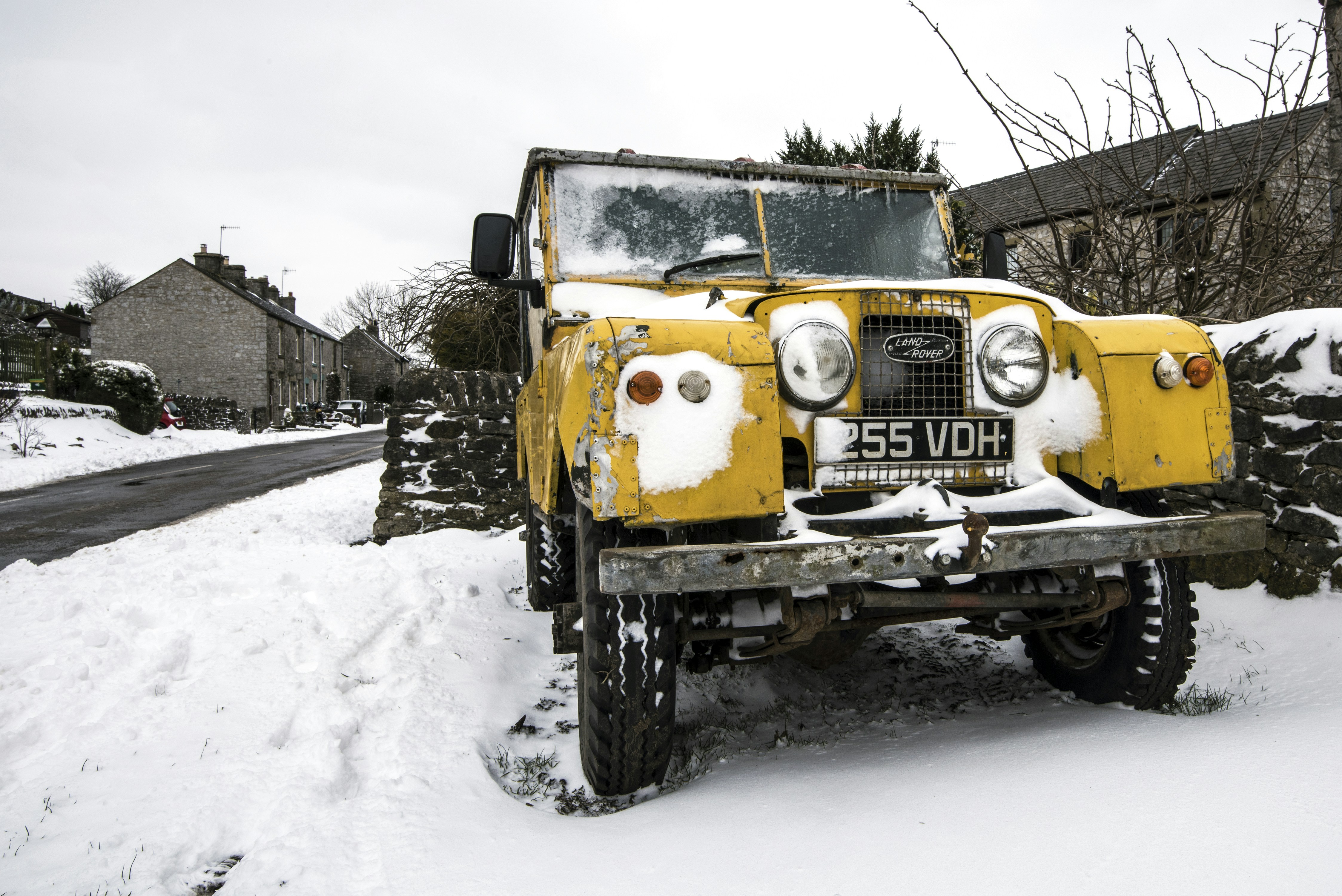 camion giallo su strada innevata