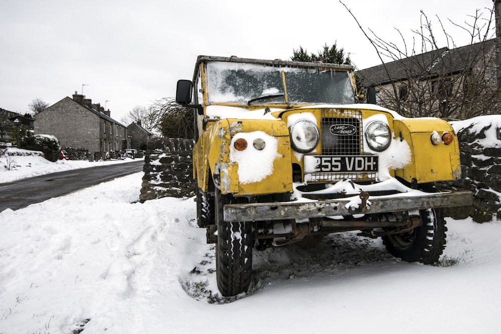 Camión amarillo en carretera cubierta de nieve