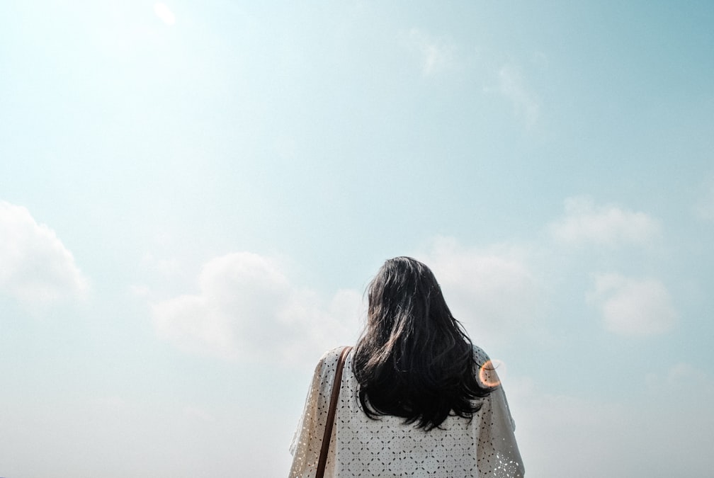 歩き去る女性の後ろ姿（イメージ）