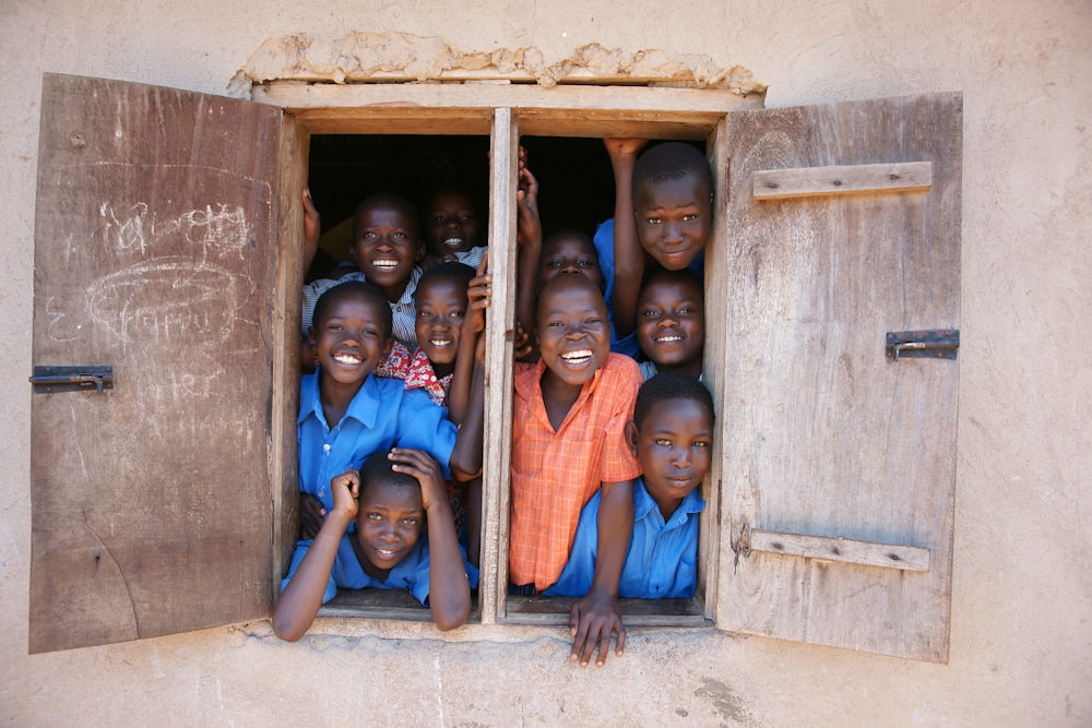 窓に立つ幼い子供たちのグループ