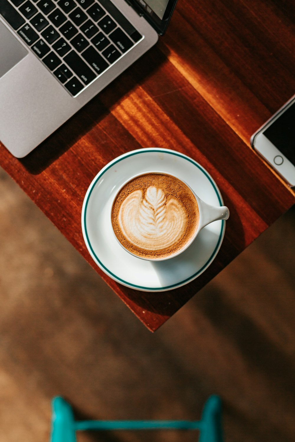 taza de café de cerámica blanca en platillo fotografía de primer plano