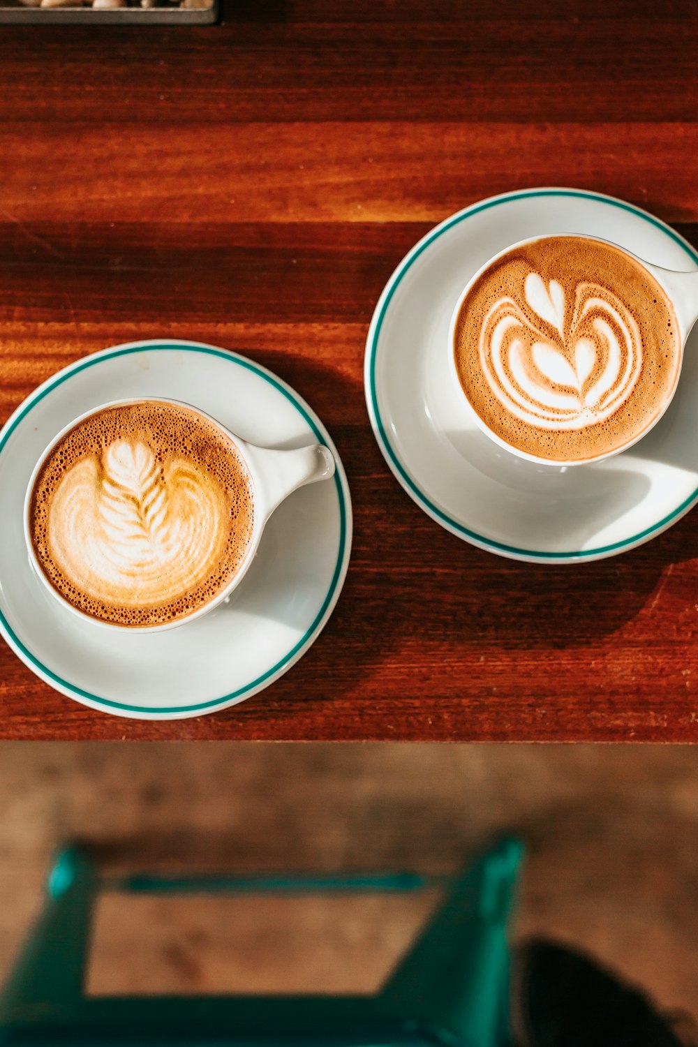 duas xícaras de cerâmica café latte