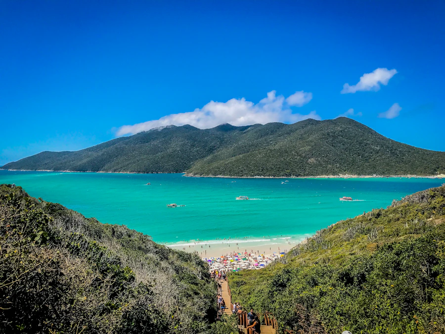 Vista aérea do Pontal do Atalaia e do mar de Arraial do Cabo