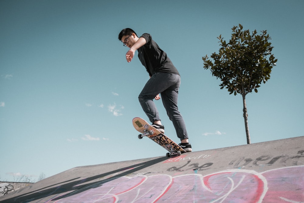 hombre patinando cuesta abajo