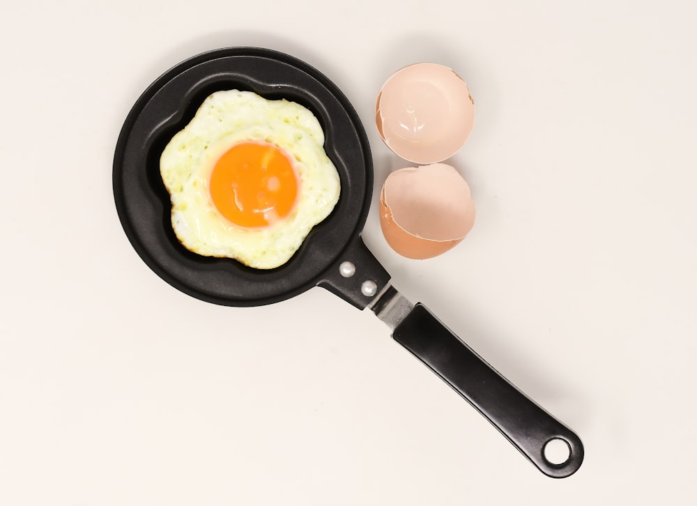 sunny side up egg on frying pan