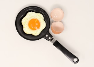 sunny side up egg on frying pan