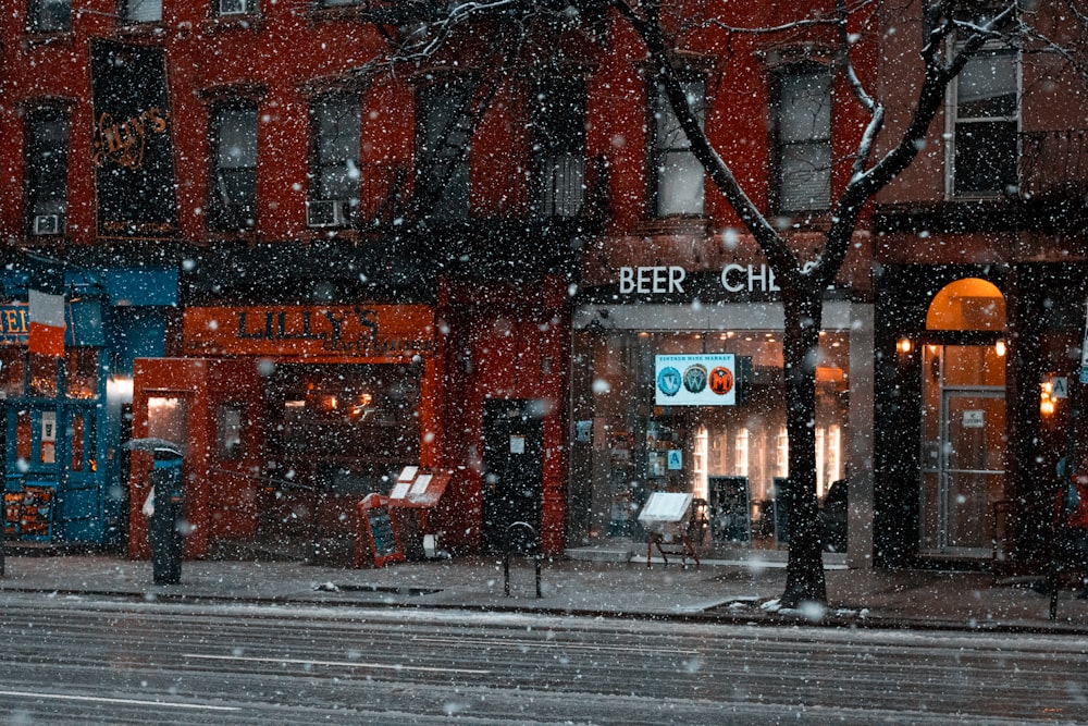 Vista de las tiendas mientras nieva