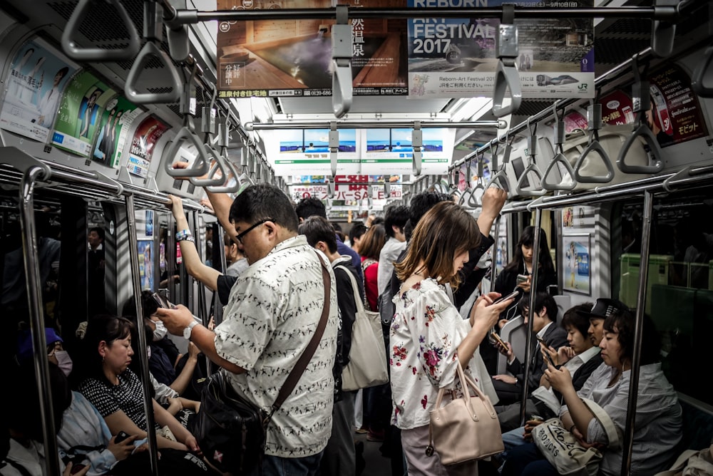 Personas dentro del tren