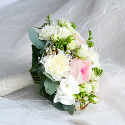closeup photo of white and pink petaled flower bouquet
