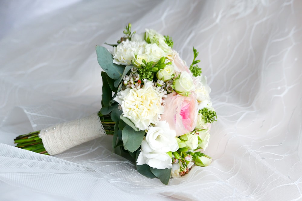 Foto de primer plano del ramo de flores de pétalos blancos y rosados