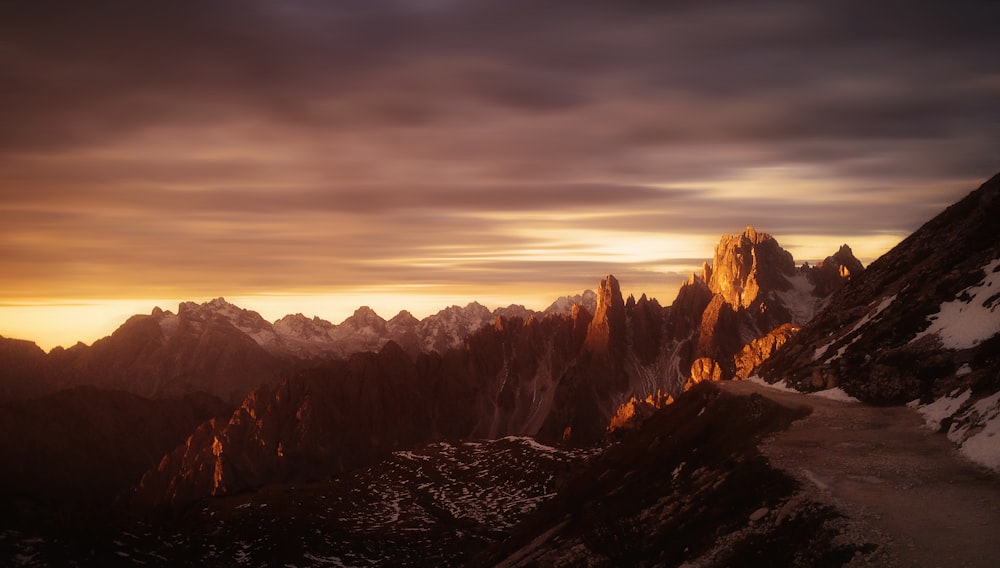 Foto di paesaggio della catena montuosa durante l'ora d'oro