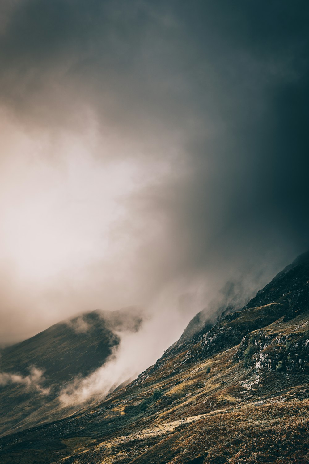 foto di paesaggio di montagna coperta di nebbia