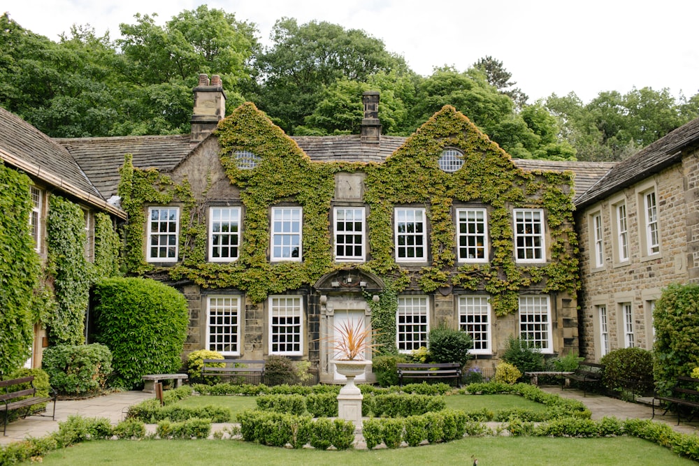 Casa marrón con ventana cerrada durante el día