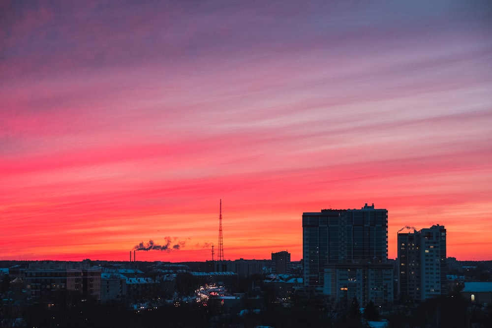 Luftaufnahme des Stadtbildes bei Sonnenuntergang