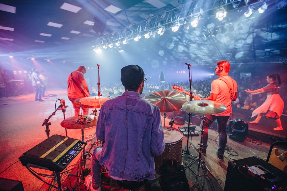 persone che guardano la banda musicale