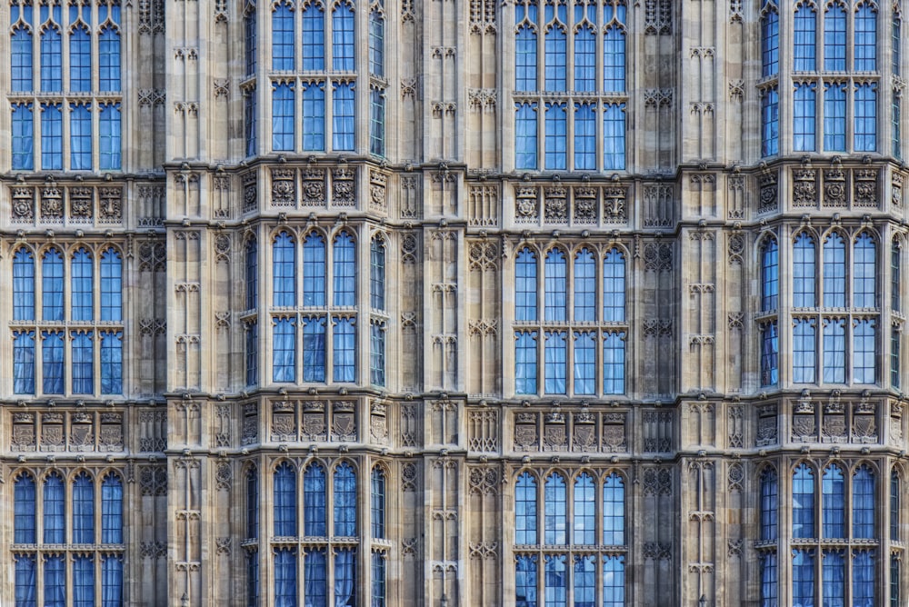 Edificio de hormigón gris y azul durante el día