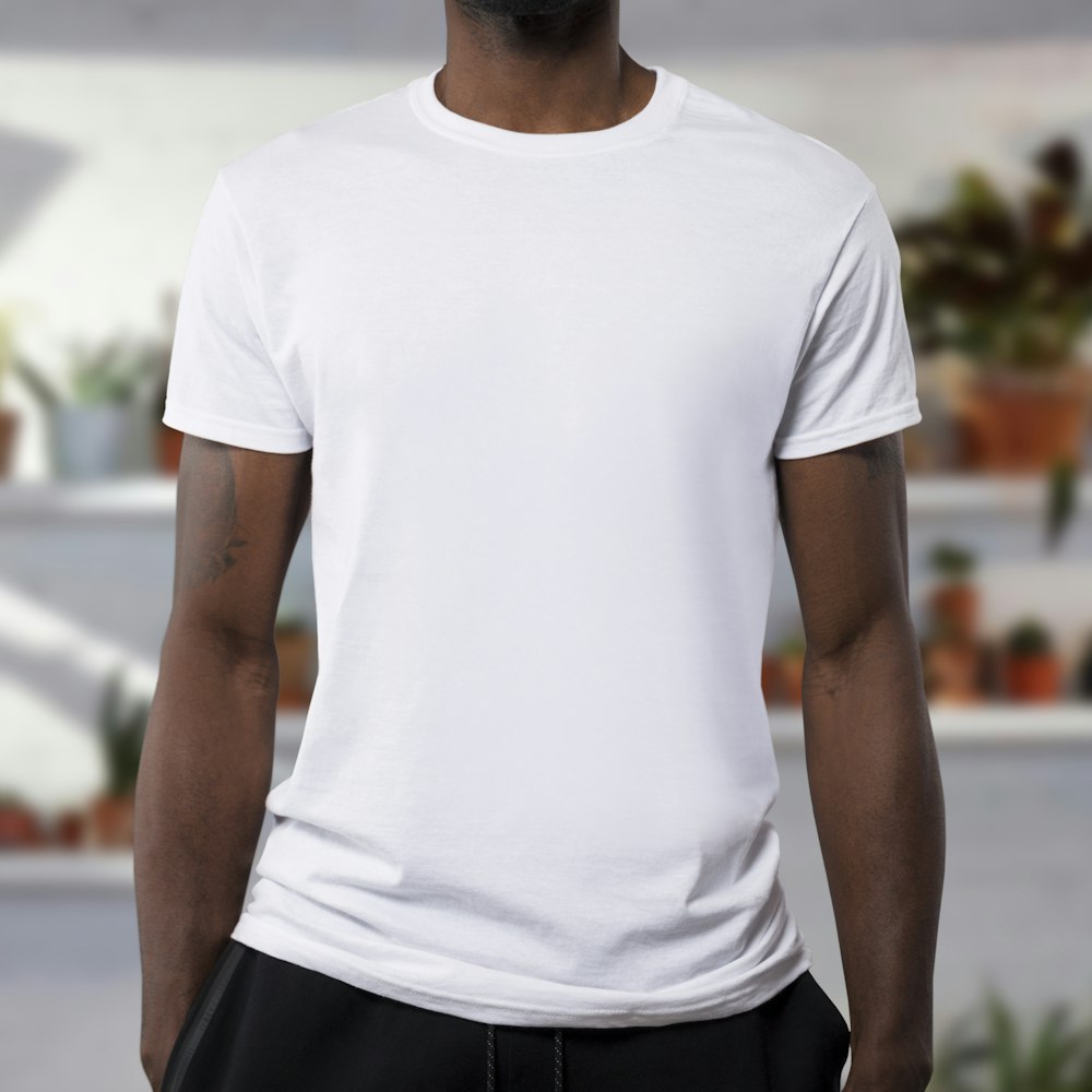 homme portant des t-shirts blancs à col rond