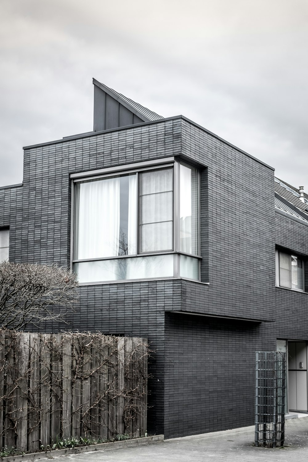 Fotografía en escala de grises de una casa de 2 plantas