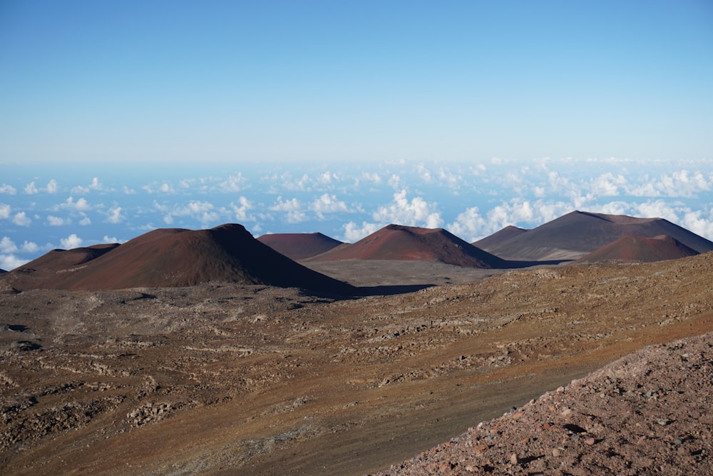 A vista de pájaro de la montaña bajo el cielo nublado