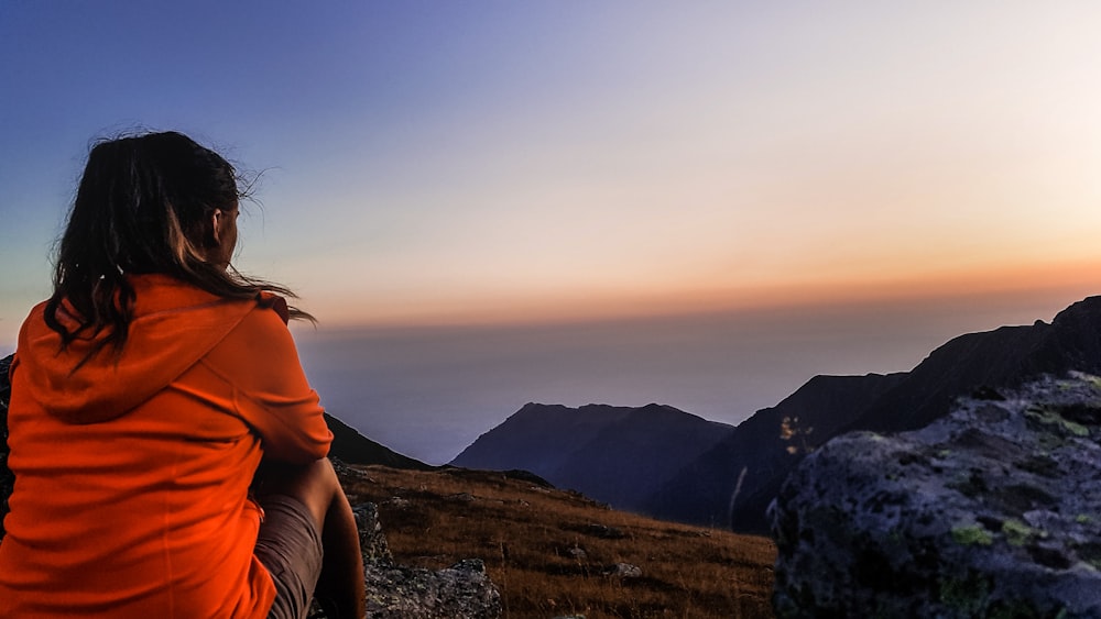 Mujer mirando a la montaña durante la hora dorada