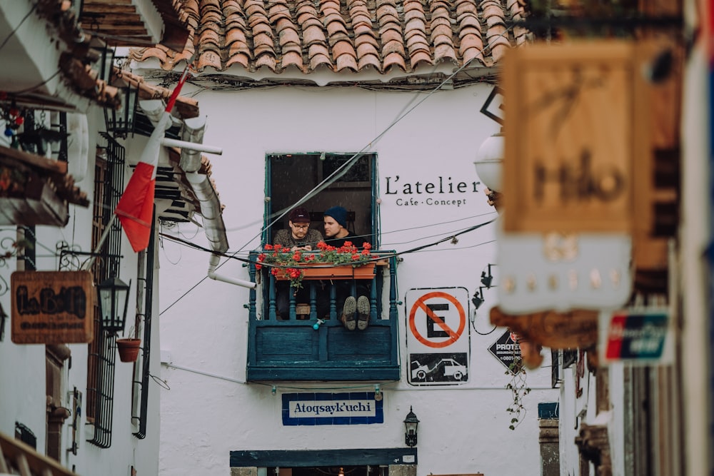 Dos personas en el balcón durante el día