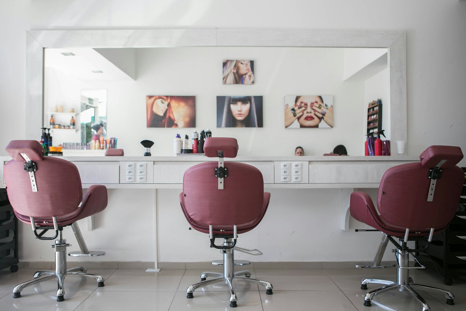 photo of saloon interior view by Guilherme Petri