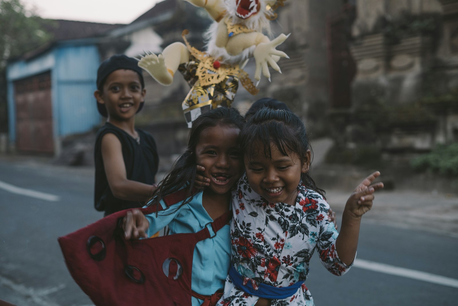 Sony a7S II + Sony FE 50mm F1.8 sample photo. Boy carrying red leather photography