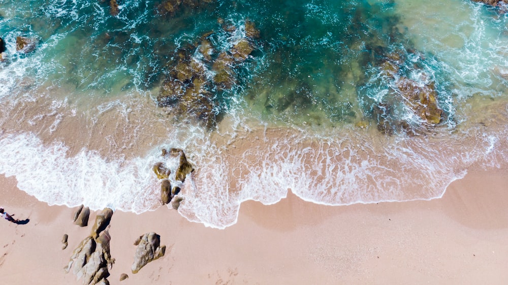 Photo de vagues de mer écrasant des roches