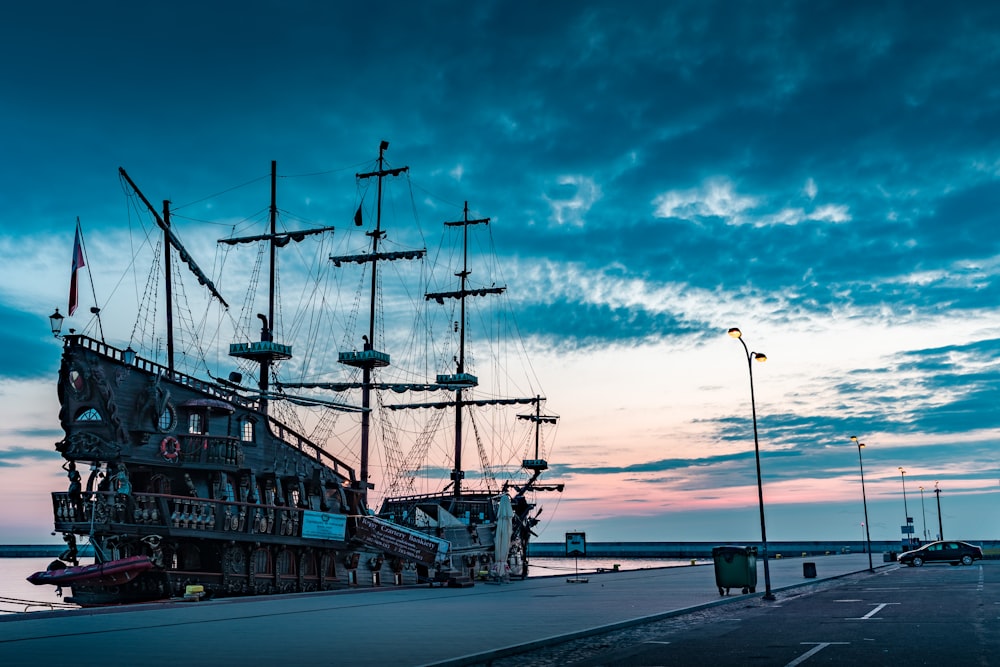 Barco de galeón marrón en cubierta