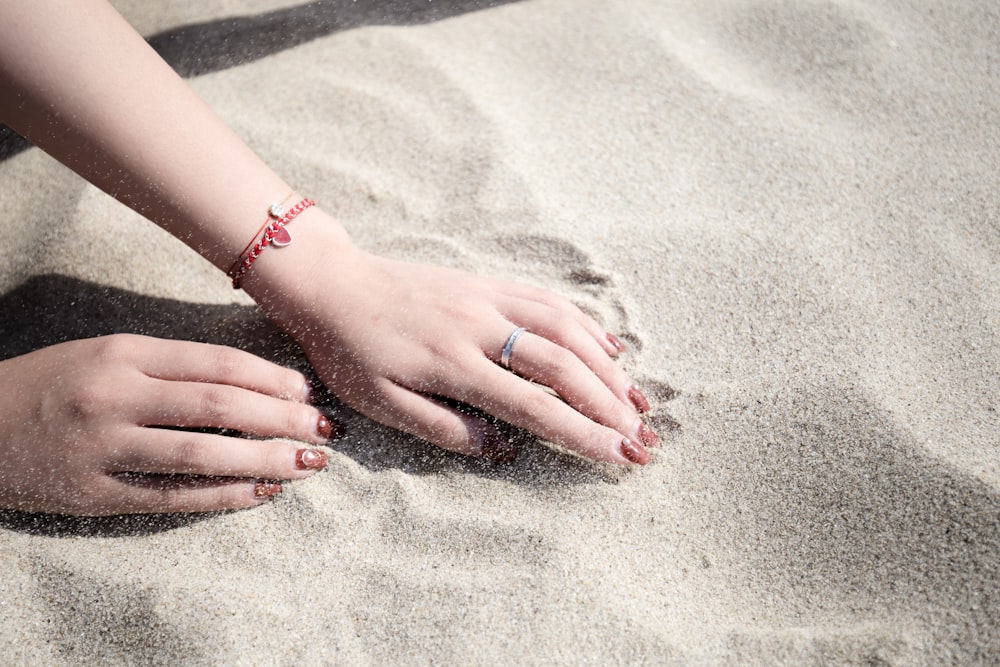 白い砂の上に横たわる女性