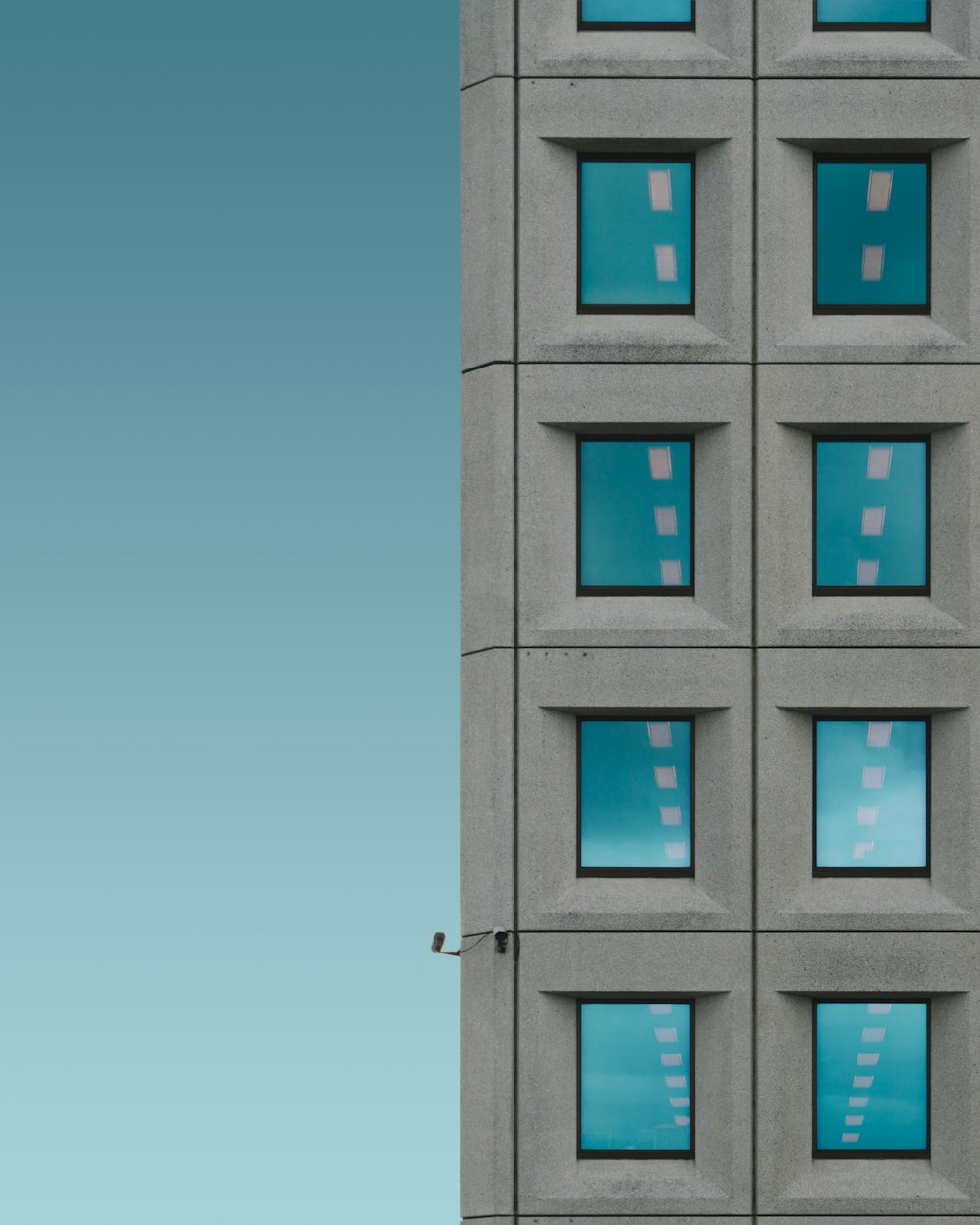 Gebäude aus grauem Beton mit Überwachungskameras