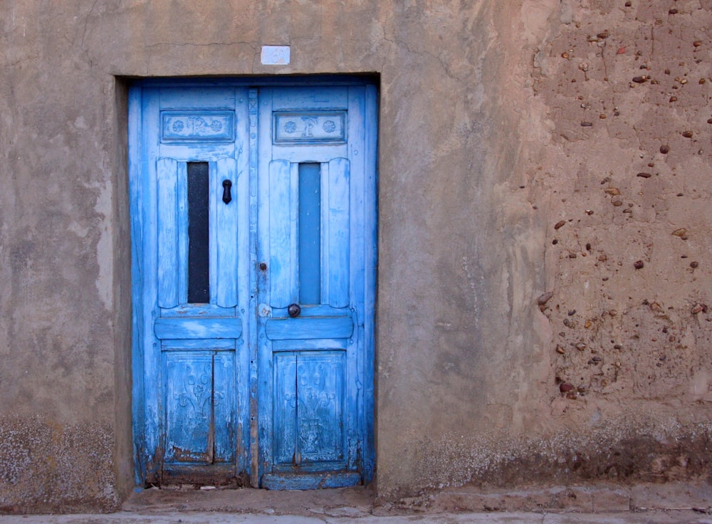 porta in legno blu